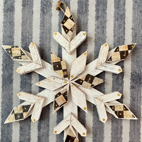 13”x13” UNIQUE ❄️🎁SNOWFLAKE— WOODEN PAINTED, DECOPAGED & SEALED MCK lovers SALE - Picture 2 of 7